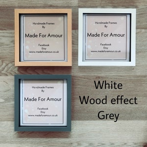 Pu&ograve; includere: Tre cornici quadrate per foto con sfondo bianco e testo che recita "Handmade Frames By Made For Amour Facebook Etsy www.madeforamour.co.uk". Le cornici sono di tre colori diversi: legno naturale, bianco e grigio.