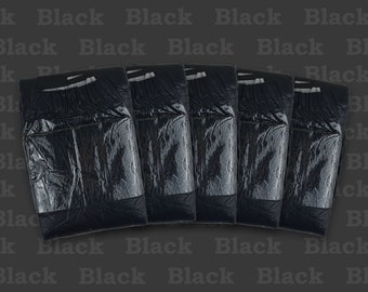 Könnte beinhalten: Sechs schwarze Erwachsenenwindeln mit einer strukturierten Oberfläche.