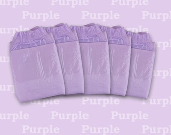Könnte beinhalten: Fünf violette Erwachsenenwindeln, die übereinander gestapelt sind. Die Windeln bestehen aus einem weichen, saugfähigen Material und haben eine wasserdichte Außenhülle.