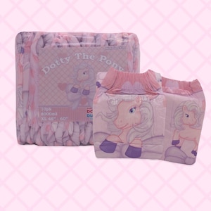 Pode incluir: Um pacote de 10 fraldas para adultos Dotty The Pony com capacidade de 8000 ml e tamanho XL para cinturas de 122 a 152 cm. A embalagem e as fraldas apresentam um fundo rosa claro com um gráfico de pónei, cascos roxos e uma crina.