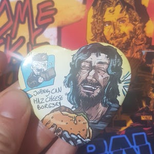 Johnny Silverhand x Burger Cyberpunk 2077 spilla con bottone, distintivo, distintivo meme, johnny can haz cheese burger a forma di cuore