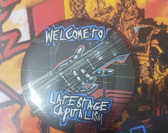 Bienvenido al capitalismo tardío. Insignia punk de Cyberpunk 2077, Johnny Silverhand, Keanu Reeves, insignia de guitarra.