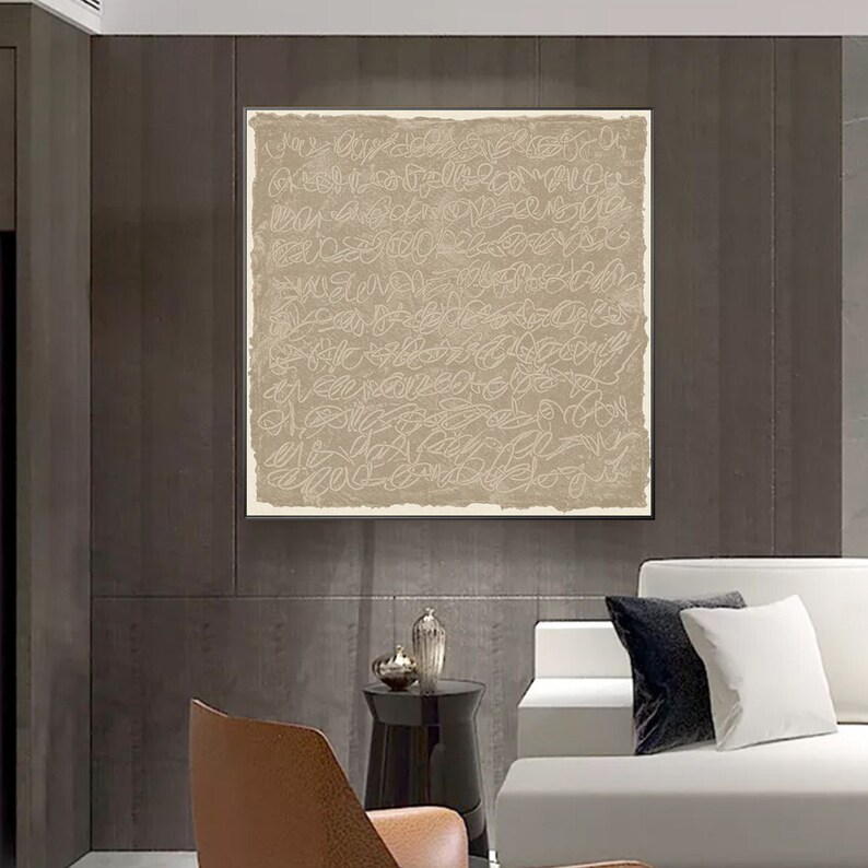 Puede incluir: Un arte de pared de lienzo beige con un dise&ntilde;o abstracto blanco. El dise&ntilde;o est&aacute; formado por muchas l&iacute;neas y remolinos superpuestos.