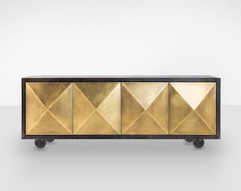 Sideboard aus Holz: Zeitlose Eleganz. Handgefertigt mit luxuriösem goldenem Stauraum und vielseitigem Holz-Sideboard mit Massivholz