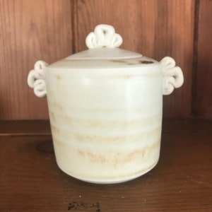 Studio Pottery pot met deksel Fleur De Lys Vintage.