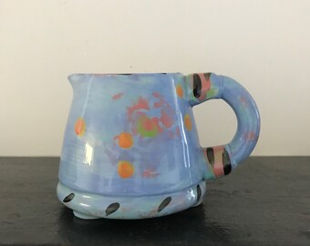 Jarra de leche vintage pintada a mano con jarra azul