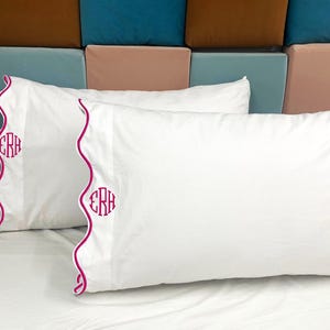Monogram 500 thread count witte katoensatijn geschulpte borduursels kussensloop hotelsteek (set van 1)