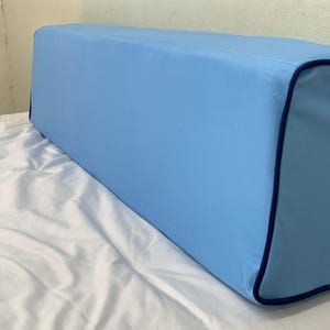 Samt-Keilkissen mit Paspelierung