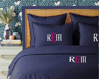 Juego de funda nórdica Monogram Navy de satén de algodón de 400 hilos con puntada de hotel, bordado festoneado, 1 funda nórdica y 2 fundas de almohada.