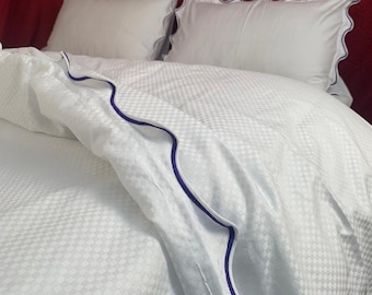 Witte katoensatijn microgeruite dekbedovertrekset van 400 thread count met geschulpte borduursels 1 dekbedovertrek en 2 kussenslopen