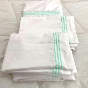 400 Thread Count White Cotton Sateen Hotel Stitch Sheet Set in Triple Embroidery Border (8&quot;/20cm to 25&quot;/64cm deep fitted sheet)