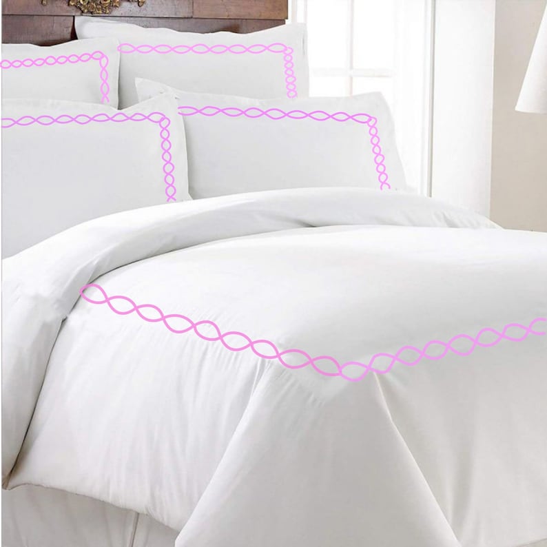 Puede incluir: Juego de cama blanco con ribete bordado rosa. El juego incluye una funda n&oacute;rdica, dos fundas de almohada est&aacute;ndar y una funda de almohada king size.