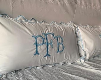 Witte katoenen PERCALE hotelsteek dekbedovertrekset met monogram 400 TC met geschulpte borduursels en randen 1 dekbedovertrek en 2 kussensloop
