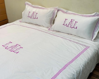 Juego de funda nórdica con monograma de satén de algodón blanco de 400 hilos con puntada de hotel y borde de triple bordado. Incluye 1 funda nórdica y 2 fundas de almohada.