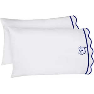 Monogram 500 thread count witte katoensatijn geschulpte borduursels en randen hotelsteek kussensloop (set van 1)
