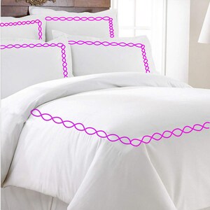 Puede incluir: Juego de cama blanco con un borde bordado rosa. El juego incluye una funda n&oacute;rdica, dos fundas de almohada y una funda de almohada est&aacute;ndar.