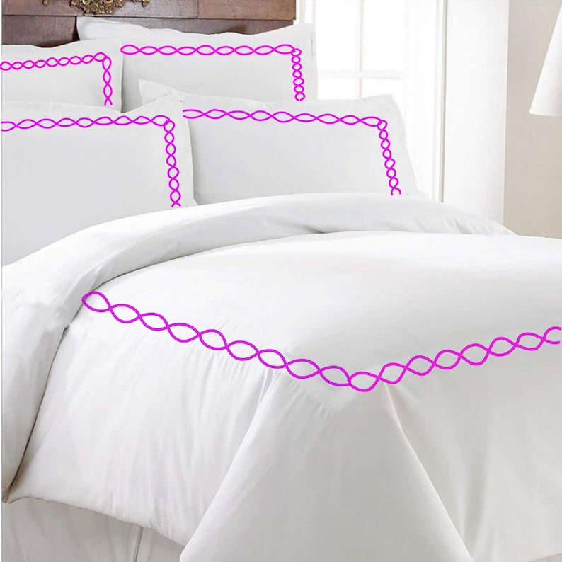 Puede incluir: Juego de cama blanco con un borde bordado rosa. El juego incluye una funda n&oacute;rdica, dos fundas de almohada y una funda de almohada est&aacute;ndar.