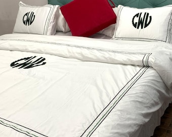 Conjunto de capa de edredom Monogram 500 TC em cetim de algodão branco com costura de hotel e borda bordada clássica, composto por 1 capa de edredom e 2 fronhas.