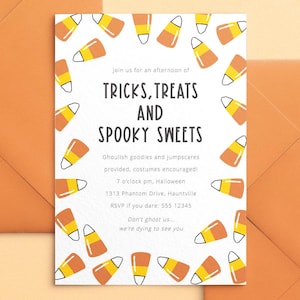 Puede incluir: Una invitación blanca con un patrón de maíz dulce. La invitación dice "Join us for an afternoon of TRICKS, TREATS AND SPOOKY SWEETS." También incluye detalles sobre el evento, como la fecha, la hora y la ubicación.