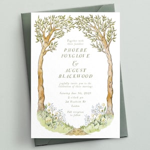 Könnte beinhalten: Eine Hochzeitseinladung mit einer Aquarellillustration von zwei Bäumen, die einen Bogen bilden. Die Einladung enthält die Namen Phoebe Foxglove und August Blackwood, das Hochzeitsdatum, die Uhrzeit und den Ort. Die Einladung ist auf weißem Papier mit einem grünen Umschlag.