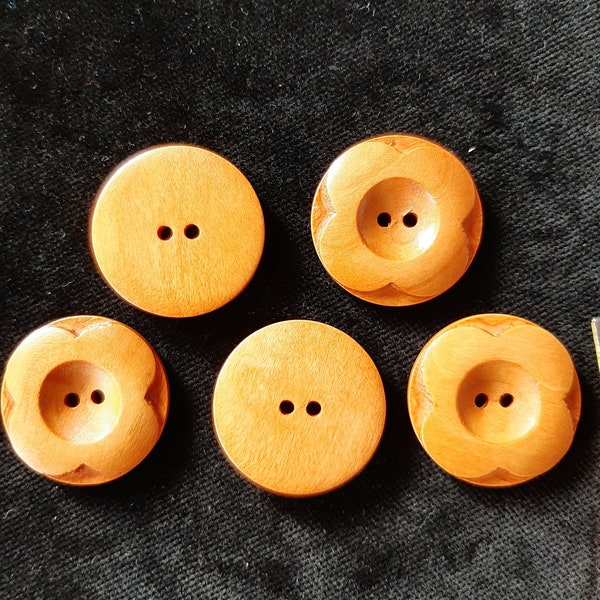 5 ronde houten knopen met bloemmotief