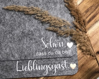 Filz-Platzsets mit Namen und Initialen – robust, edel und handveredelt. Für Hochzeiten, Geburtstage & besondere Anlässe