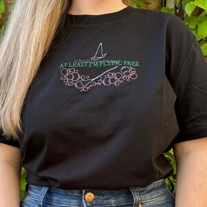 Camiseta unisex bordada Wicked Flying Free