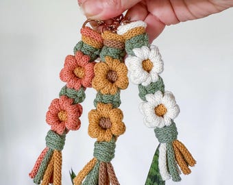 Cute Flower Keychain, Macrame Daisy, Sunflower Key Chain, Boho Key Fob, Fun Bag Charms, Mother’s Day Gift, New Driver Gift, Teenager Girl