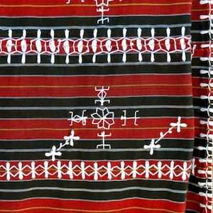 Besticktes dunkelrotes Tapis Tuch – Vielseitiges Tuch | Tapis Fillino | Handgewebte Decke | philippinischer Stoff | Filliniana Kleidung