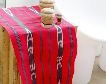 Red Binanniya ya Tinaggui Table Runner