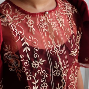 Boléro bordeaux à manches papillon, haut terno philippin moderne brodé, tenue philippine pour événements culturels et occasions formelles
