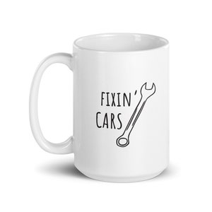 FIXIN&#39; CARS white glossy mug -Sassy Southern Sayings