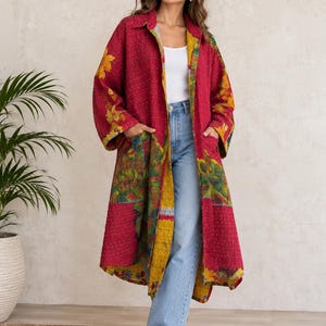 Peut inclure: Un long manteau ouvert présentant un motif patchwork magenta et jaune moutarde avec des surpiqûres de style kantha. Le vêtement comprend des manches larges, un col classique et deux poches avant, porté sur un débardeur blanc et un jean.
