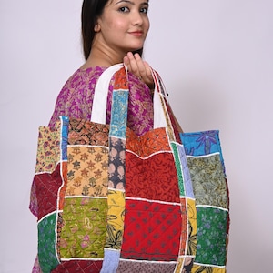 Bolsa de algodón acolchada con estampado floral hecha a mano: bolso de hombro reutilizable para viaje.