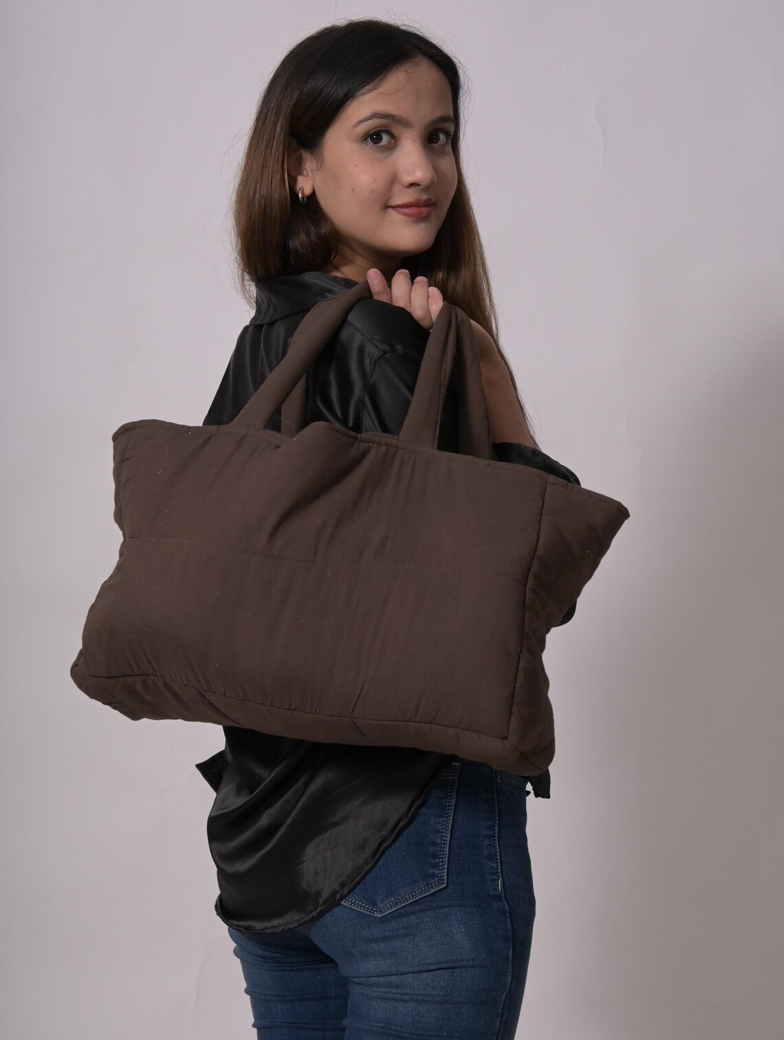 Women designer bag large brown quilted tote bag with two handles, foto 4 di 4