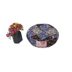 Könnte beinhalten: Runder Patchwork-Bodenkissen mit einer Mischung aus blauen, braunen und floral gemusterten Stoffen. Eine dunkelblaue Vase enthält einen Strauß aus rosa und gelben Rosen. Das Kissen hat einen Durchmesser von ca. 40 cm.