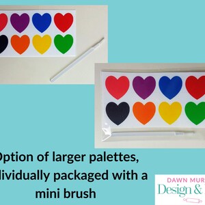 Puede incluir: Dos juegos de paletas en forma de coraz&oacute;n en varios colores: rojo, morado, azul, rojo, negro, naranja, amarillo y verde. Cada paleta est&aacute; empaquetada con un mini pincel. El texto en la imagen dice "Opci&oacute;n de paletas m&aacute;s grandes, empaquetadas individualmente con un mini pincel."