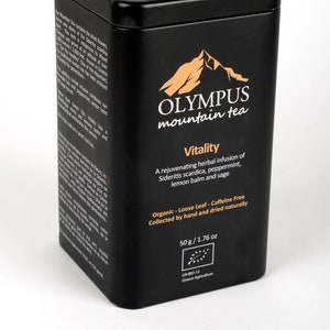 Puede incluir: Lata de metal negra de té de montaña Olympus Vitality, una infusión de hierbas revitalizante a base de Sideritis scardica, menta, melisa y salvia.  Orgánico, hojas sueltas, sin cafeína, recogido a mano y secado naturalmente.  50 gramos o 1,76 onzas.  GR-BIO-12 Agricultura griega.