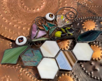 Atrapasol de abejas y mariposas, vidrieras y vidrio fundido