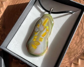 Colgante con variación de color gris y amarillo