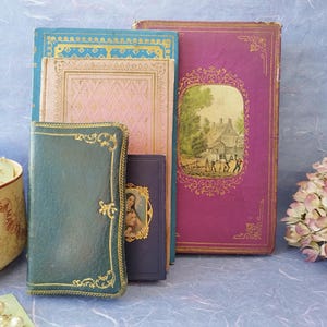 Ensemble de livres anciens colorés, cartonnages antiques. Petite bibliothèque antique.