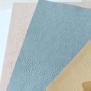 Set di 5 diverse pagine Braille. Carta Braille per giornali d'epoca.