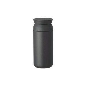 Pu&ograve; includere: Una tazza da viaggio nera opaca con un corpo cilindrico e una parte superiore arrotondata. Il coperchio &egrave; di una tonalit&agrave; di nero pi&ugrave; scura. La tazza &egrave; progettata per mantenere le bevande calde o fredde. La tazza &egrave; alta circa 18 cm.