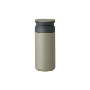 Pu&ograve; includere: Una tazza da viaggio cilindrica e isolata di colore verde oliva tenue. Il coperchio e la sezione sotto il coperchio sono grigio scuro. La tazza &egrave; progettata per mantenere le bevande calde o fredde. La tazza &egrave; in acciaio inossidabile.