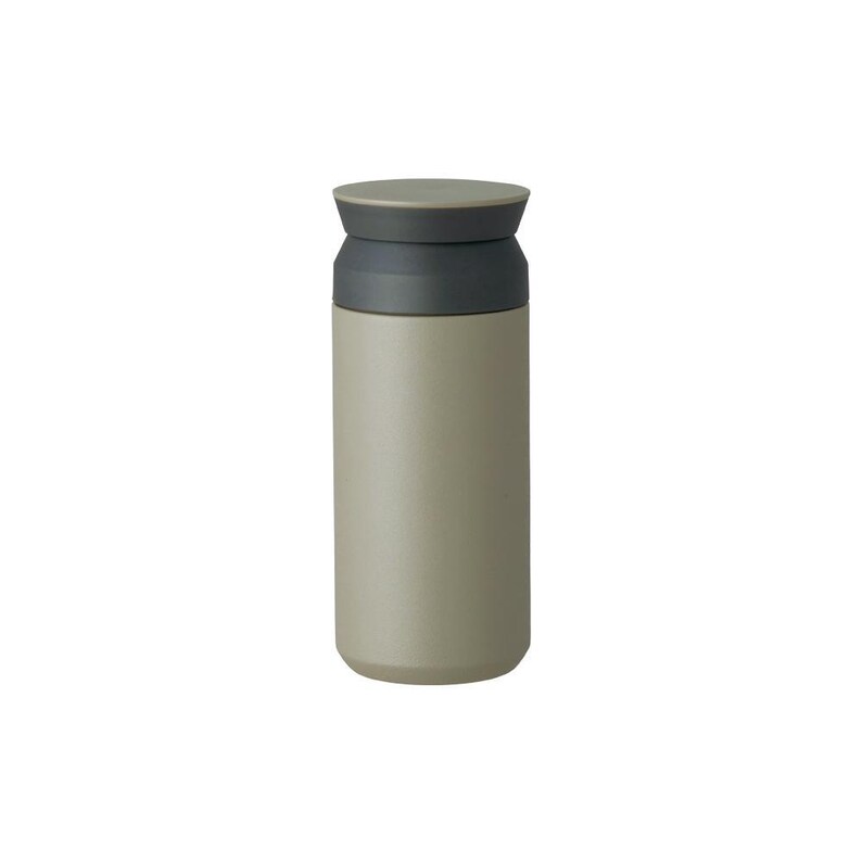 Pu&ograve; includere: Una tazza da viaggio cilindrica e isolata di colore verde oliva tenue. Il coperchio e la sezione sotto il coperchio sono grigio scuro. La tazza &egrave; progettata per mantenere le bevande calde o fredde. La tazza &egrave; in acciaio inossidabile.