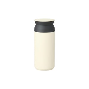 Pu&ograve; includere: Una tazza da viaggio color crema con una fascia e un coperchio neri. La tazza cilindrica ha una base arrotondata e una parte superiore piatta. Il coperchio &egrave; di un colore crema pi&ugrave; chiaro. La tazza &egrave; progettata per mantenere le bevande calde o fredde.