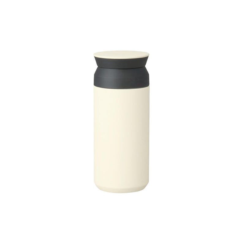 Pu&ograve; includere: Una tazza da viaggio color crema con una fascia e un coperchio neri. La tazza cilindrica ha una base arrotondata e una parte superiore piatta. Il coperchio &egrave; di un colore crema pi&ugrave; chiaro. La tazza &egrave; progettata per mantenere le bevande calde o fredde.