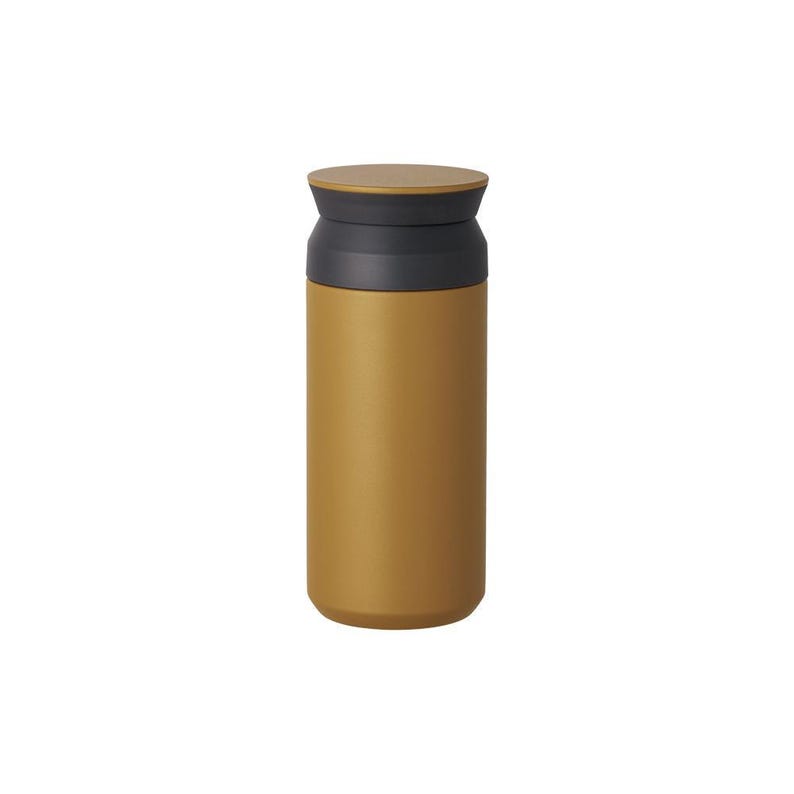 Pu&ograve; includere: Una tazza da viaggio color oro con coperchio nero. La tazza ha un corpo cilindrico e una parte superiore arrotondata. Il coperchio &egrave; di una tonalit&agrave; di nero pi&ugrave; scura. La tazza &egrave; progettata per mantenere le bevande calde o fredde. La tazza &egrave; in acciaio inossidabile.