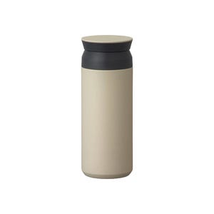 Pu&ograve; includere: Una tazza da viaggio cilindrica e isolata con corpo beige, fascia grigio scuro e coperchio beige. La tazza ha un design elegante e minimalista, adatta per bevande calde o fredde. Il coperchio &egrave; piatto e circolare.