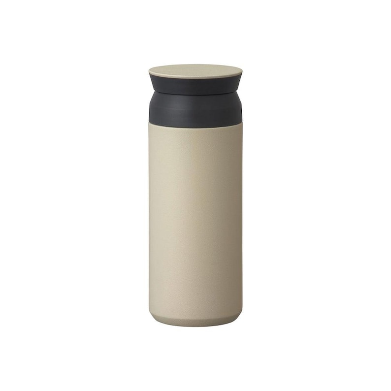 Pu&ograve; includere: Una tazza da viaggio cilindrica e isolata con corpo beige, fascia grigio scuro e coperchio beige. La tazza ha un design elegante e minimalista, adatta per bevande calde o fredde. Il coperchio &egrave; piatto e circolare.
